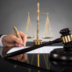 Adwokat to obrońca, którego zobowiązaniem jest doradztwo pomocy z przepisów prawnych.